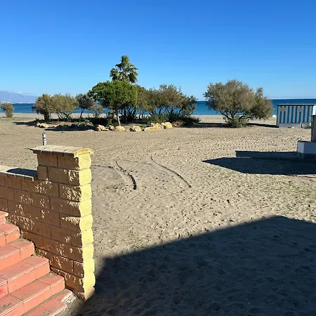 Primera Linea De Playa Con Acceso Directo A La Playa Y Vistas Al Mar